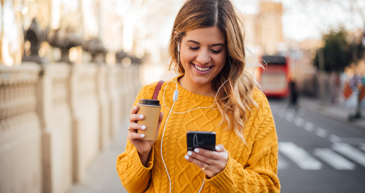 mujer viendo tendencias de marketing para ecommerce