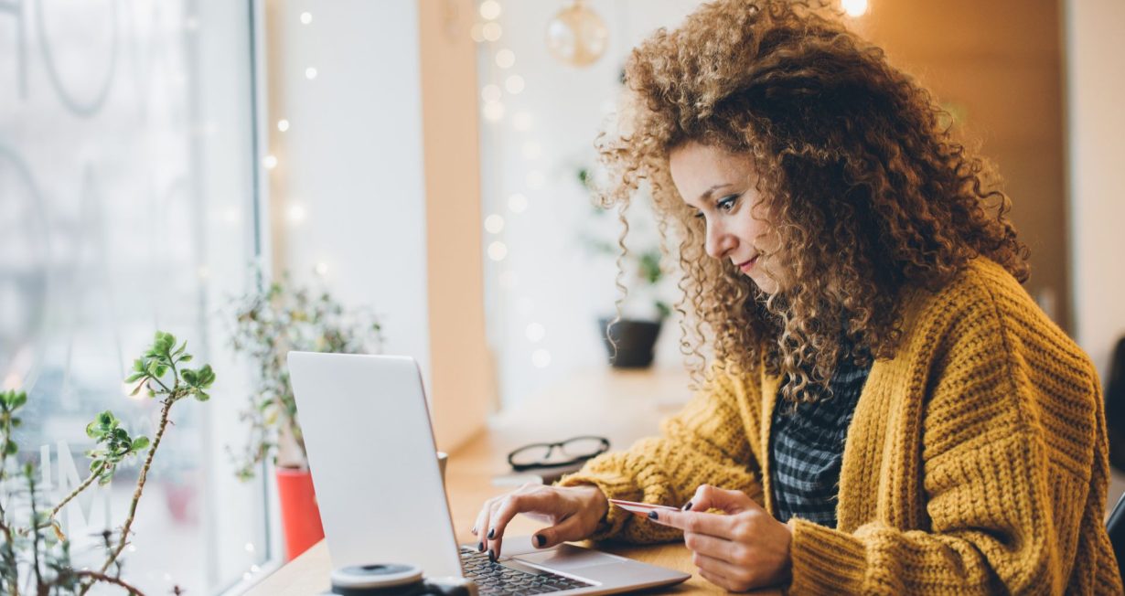 Mujer trabajando en su laptop durante el Buen Fin, representando la planificación de contenido para eCommerce. Descubre cómo optimizar estrategias digitales para esta temporada de ventas.